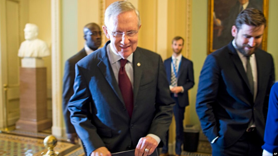 Ketua mayoritas Senat AS, Harry Reid (kiri) berbicara dengan kaukus Demokrat di Senat AS mengenai RUU anggaran (30/9). 