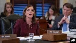 Durante una audiencia en la Subcomisión de Servicios Armados Senado, la senadora Martha McSally dijo que fue violada durante su servicio en la Fuerza Aérea de EE.UU. el 6 de marzo de 2019.