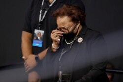 Ethel Mae Tyner, hermana del fallecido legislador John Lewis, demócrata por Georgia, se seca las lágrimas durante un servicio de celebración por "El Chico de Troy" en la Universidad Troy University el sábado, 25 de julio de 20202.