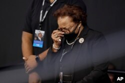 Ethel Mae Tyner, hermana del fallecido legislador John Lewis, demócrata por Georgia, se seca las lágrimas durante un servicio de celebración por "El Chico de Troy" en la Universidad Troy University el sábado, 25 de julio de 20202.
