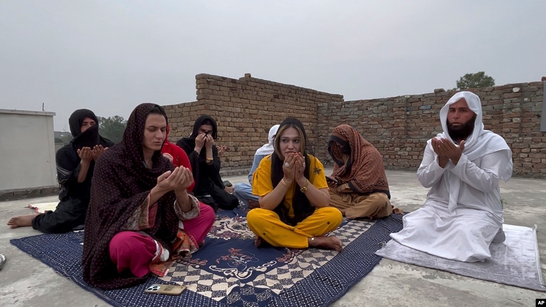 Para transpuan menghadiri tahlilan untuk rekan mereka yang tewas ditikam oleh dua orang pria di Kota Mardan, Provinsi Khyber Pakhthunkhwa, Pakistan, 22 Oktober 2024. (Foto: Arif Khan/AP Photo)