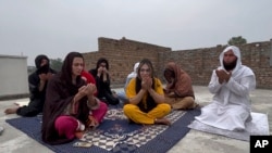 Para transpuan menghadiri tahlilan untuk rekan mereka yang tewas ditikam oleh dua orang pria di Kota Mardan, Provinsi Khyber Pakhthunkhwa, Pakistan, 22 Oktober 2024. (Foto: Arif Khan/AP Photo)