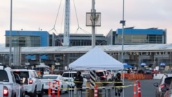 ARCHIVO - Miembros de la Guardia Nacional Mexicana revisan los automóviles mientras se alinean para cruzar la frontera hacia Estados Unidos en el puerto de entrada de San Ysidro, el 3 de diciembre de 2024, en Tijuana, México. AP