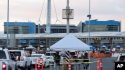 ARCHIVO - Miembros de la Guardia Nacional Mexicana revisan los automóviles mientras se alinean para cruzar la frontera hacia Estados Unidos en el puerto de entrada de San Ysidro, el 3 de diciembre de 2024, en Tijuana, México. AP