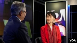 VOA Burmese Journalist Kyaw Zan Tha interviews Daw Aung San Suu Kyi at VOA in Washington. 