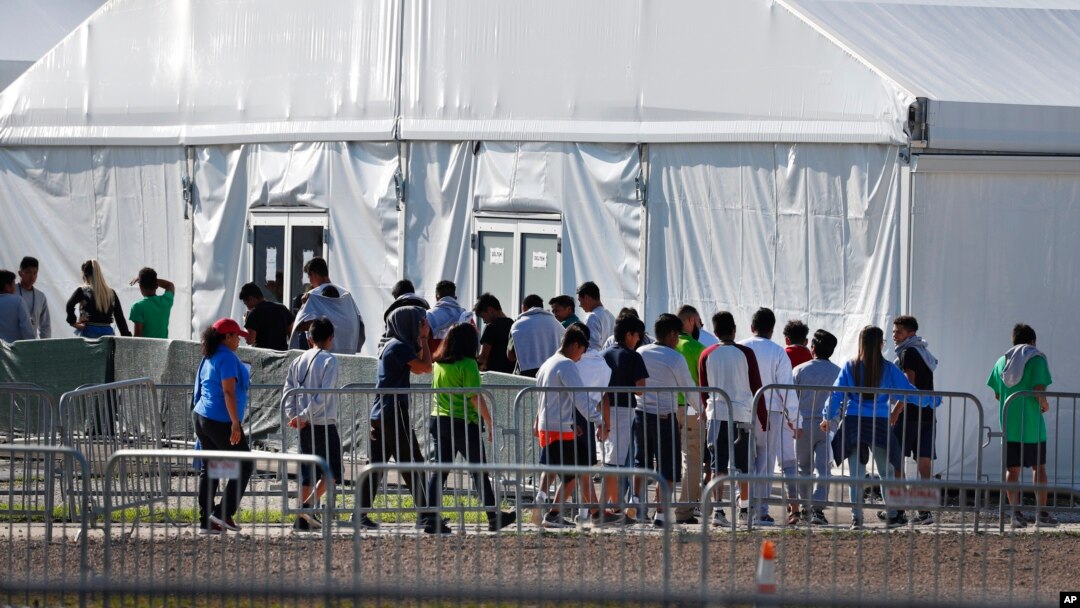 Anak-anak antre untuk memasuki tenda di tempat penampungan khusus anak-anak migran di Homestead, Florida, 19 Februari 2019. Kebijakan Trump memisahkan anak-anak migran dari orangtua mereka mendapat kecaman luas. 