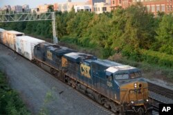 資料照片：CSX公司的貨運列車行經首都華盛頓郊外的弗吉尼亞州亞歷山德里亞市。(2022年9月15日)