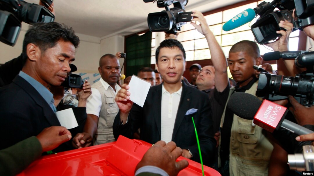 Presiden Madagaskar Andry Rajoelina (tengah) memasukkan kartu suara di Ambatobe, pinggiran ibukota Antananarivo, Madagaskar (25/10). 