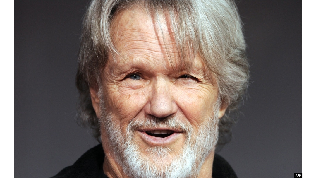 ARCHIVO - El actor y músico estadounidense Kris Kristofferson asiste al estreno de "He's Just not that into You" en el teatro chino de Los Ángeles, el 2 de febrero de 2009.