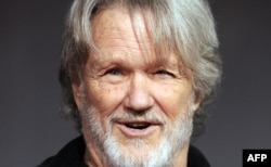 ARCHIVO - El actor y músico estadounidense Kris Kristofferson asiste al estreno de "He's Just not that into You" en el teatro chino de Los Ángeles, el 2 de febrero de 2009.