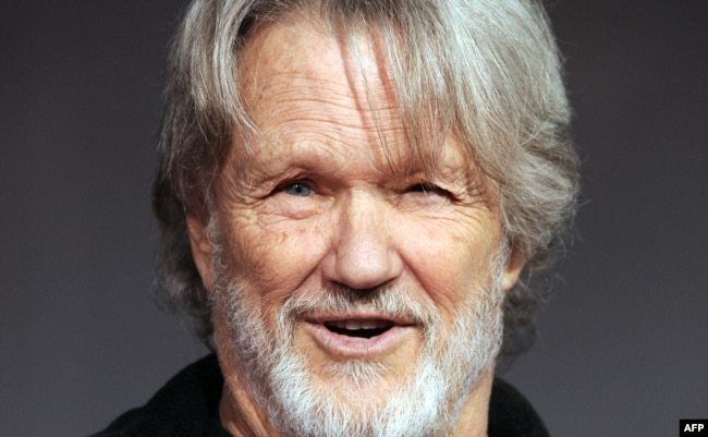 ARCHIVO - El actor y músico estadounidense Kris Kristofferson asiste al estreno de "He's Just not that into You" en el teatro chino de Los Ángeles, el 2 de febrero de 2009.