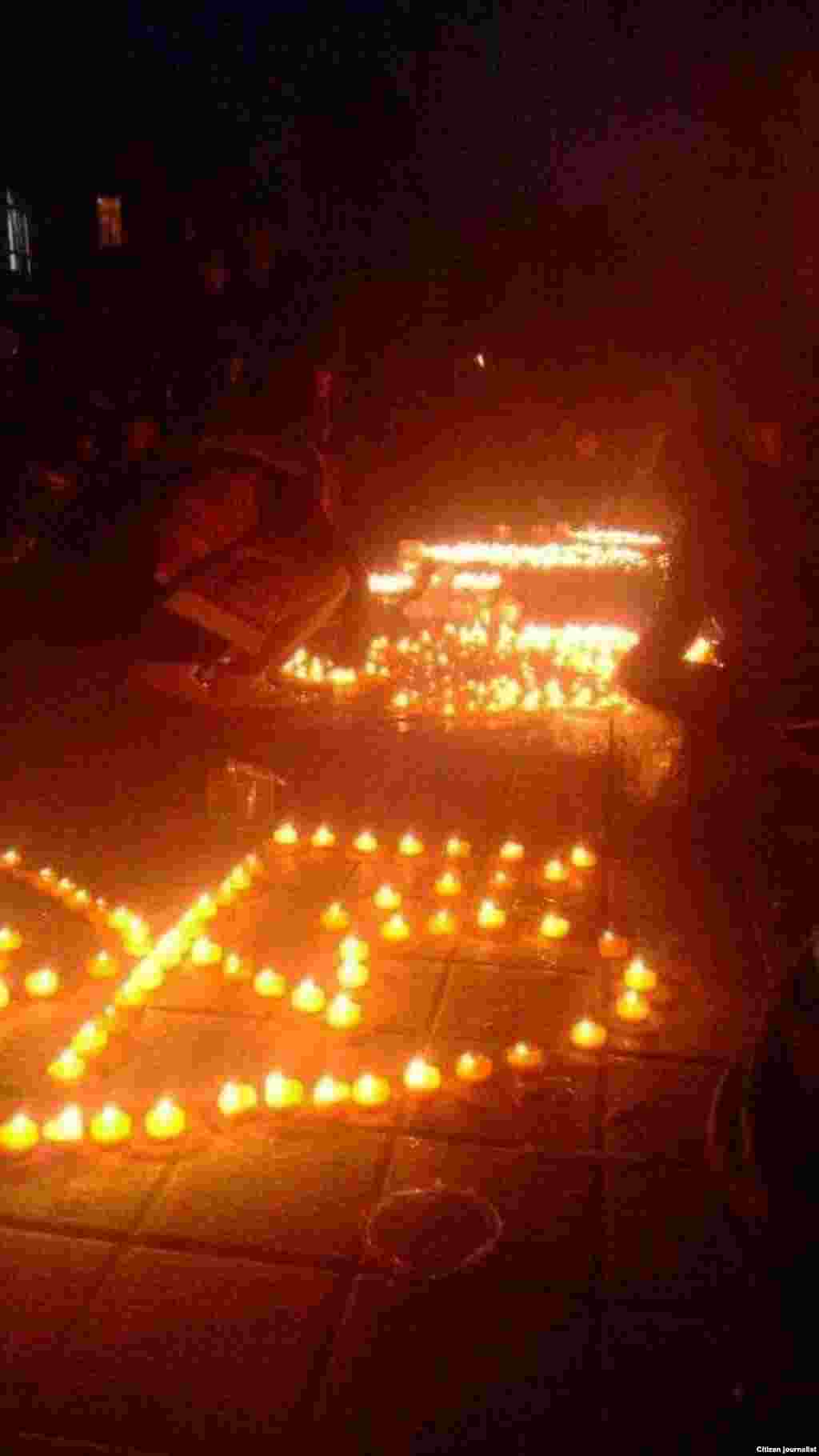 学生在青海省西宁的青海民族大学参加抗议，他们以烛光祷告形式纪念自焚而死的藏人。