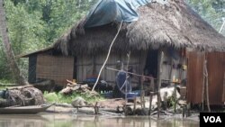 Most of the Niger Delta's 31 million residents live on less than $1 a day in the countryside and analysts say poverty will increase if rural schools are not improved, Niger Delta, November 2012. (H. Murdock/VOA)