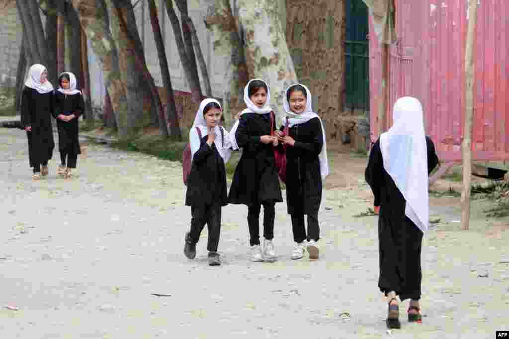 دختران افغان باز هم تنها اجازه یافتند که به مکاتب ابتداییه بروند و یکبار دیگر از آموزش در مکاتب متوسطه و لیسه محروم شدند.