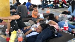 Migrantes en la frontera EE.UU. con México en Nuevo Laredo conversan con la Voz de América. 