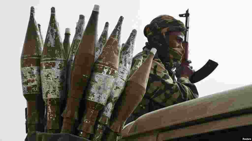 Un soldat tchadien perché sur une camionnette à côté d&#39;un sac des roquettes à Gambaru, Nigeria, le 26 février 2015.