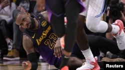 El delantero de Los Angeles Lakers, LeBron James (23), en la cancha después de ser derribado en la primera mitad contra Orlando Magic en el Crypto.com Arena, el 21 de noviembre de 2024 en Los Ángeles, California, EEUU. Foto: Jayne Kamin-Oncea-Imagn Images.