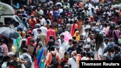 People walk at a crowded market amid the spread of the coronavirus disease (COVID-19) in Mumbai, India, Aug. 11, 2021.
