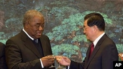 Zambian President Rupiah Banda, left, toasts with Chinese President Hu Jintao after a signing ceremony for a wide range of mining, trade and cultural agreements, at the Great Hall of the People in Beijing, China, Feb. 25, 2010 (file photo)