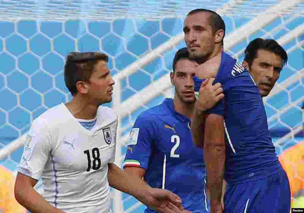 Italy's Giorgio Chiellini accuses Uruguay's Luis Suarez of biting him during their match at the Dunas arena in Natal, June 24, 2014.