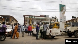 People queue with their vehicles to buy fuel at a fuel station in Agege district in Lagos, Nigeria, April 5, 2016. 