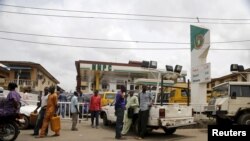 人们在拉各斯的加油站等待加油（2016年4月5日）