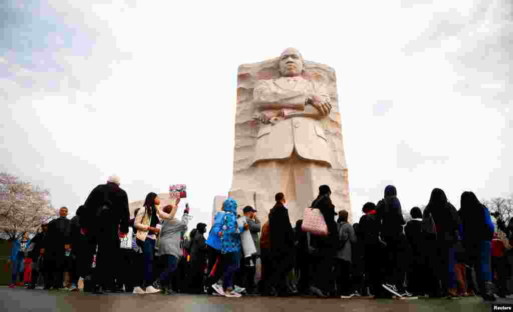 Attendees are seen during a silent march and rally on the National Mall to mark the 50th anniversary of the assassination of civil rights leader Rev. Martin Luther King Jr. in Washington, U.S., April 4, 2018. REUTERS/Eric Thayer TPX IMAGES OF THE DAY - RC1328E3CB80 Watu waliohudhuria maadamano ya kimya kimya na mkusanyiko mkubwa katika eneo la National Mall kuadhimisha miaka 50 ya kuuwawa kwa kiongozi wa haki za raia Mchungaji Martin Luther King, Jr. huko Washington, Marekani Aprili 4, 2018.