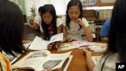 Anak-anak membaca di salah satu perpustakaan di Jakarta Pusat (foto: dok.). LSM “The World is Just a Book Away” membangun perpustakaan bagi anak-anak di Indonesia.