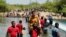 Kelompok migran asal Haiti berusaha melewati bendungan di perbatasan Amerika Serikat (AS) dan Meksiko untuk menuju AS pada 18 September 2021. Pemerintah AS tengah memulangkan kelompok migran Haiti dalam beberapa waktu terakhir. (Foto: AP/Eric Gay)