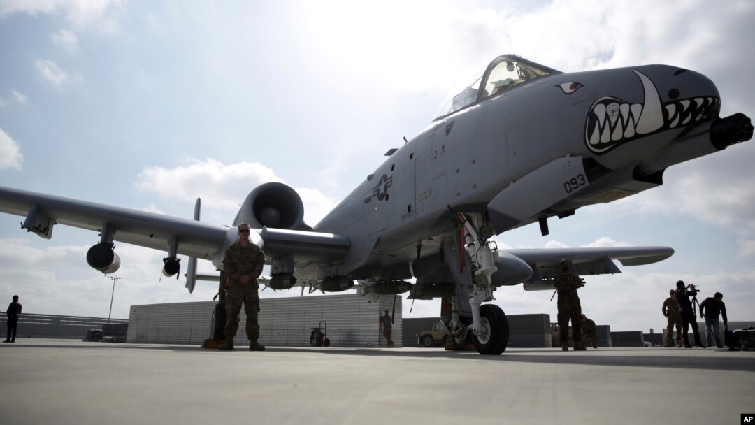 Qandahor aerodromida AQShning "A-10C" qiruvchi samolyoti va askarlari. 23-yanvar, 2018. 