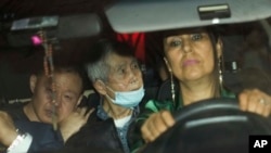 ARCHIVO - El expresidente de Perú, Alberto Fujimori, de 85 años, en el centro, junto a sus abogados y su hijo Kenji, a la izquierda, en Callao, el 6 de diciembre de 2023. Fujimori cumplía condena de 25 años por el asesinato de 25 peruanos durante su gobierno. 
