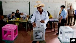 Todavía no se ha anunciado oficialmente el nombre del candidato ganador, aunque el derechista Juan Hernández ya se proclamó vencedor ante Xiomara Castro, esposa del derrocado presidente Manuel Zelaya.