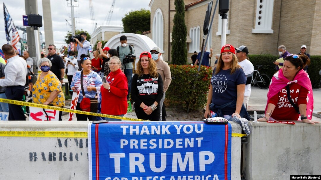Para pendukung mantan presiden Donald Trump menunggu rombongan Trump di West Palm Beach, Florida, 20 Januari 2021. (Foto: Marco Bello/Reuters)