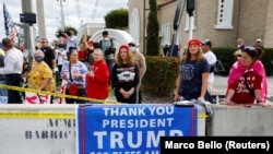 Para pendukung mantan presiden Donald Trump menunggu rombongan Trump di West Palm Beach, Florida, 20 Januari 2021. (Foto: Marco Bello/Reuters)