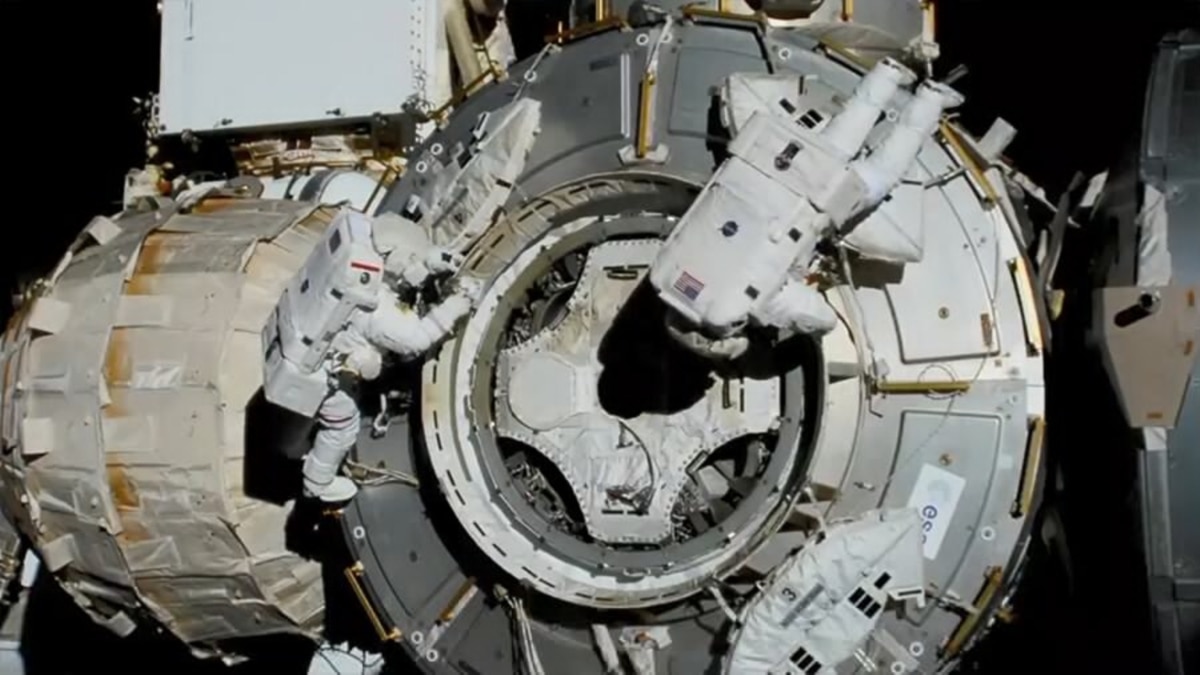 NASA Astronauts Take Final Spacewalk To Complete ISS Batterie Upgrade