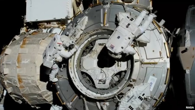 美国宇航员本肯与卡西迪2020年7月21日在国际空间站外空间行走，进行安装工作。(NASA图片)
