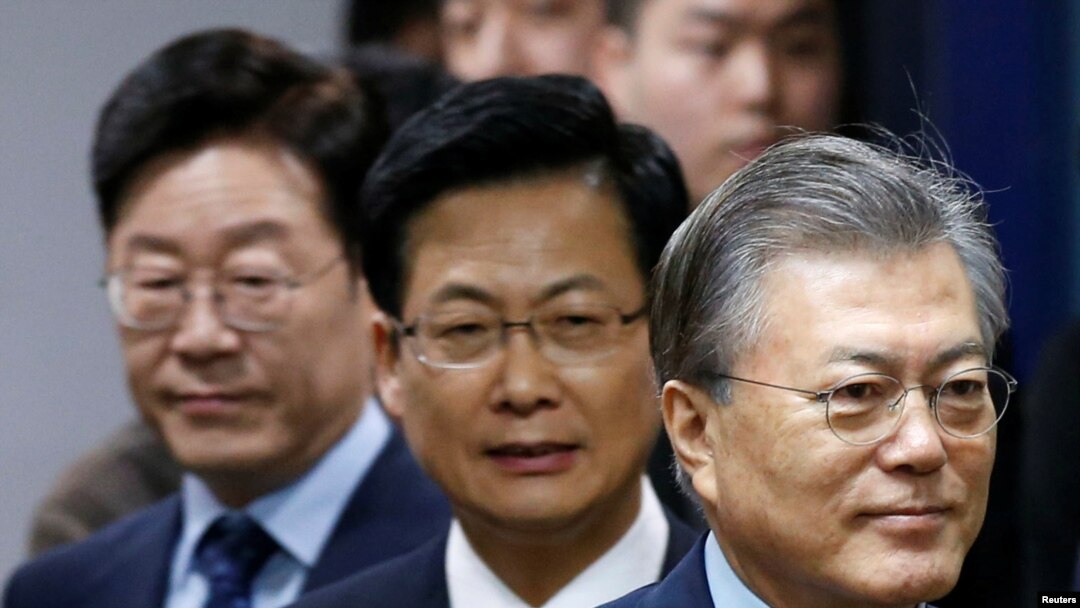 Từ phải: Các ứng cử viên đảng Dân chủ Moon Jae-in, Choi Sung và Lee Jae-myung tham dự một sự kiện ở Seoul, 14/3/2017.