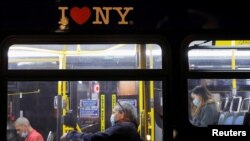 Pasajeros con máscaras en un autobús de la ciudad de Nueva York el 13 de noviembre de 2020.