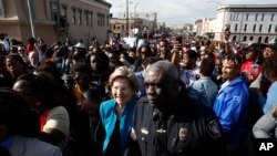 Kandidat Capres AS dari partai Demokrat AS, Senator Elizabeth Warren, bersiap untuk melintasi Jembatan Edmund Pettus di Selma, Alabama, Minggu, 1 Maret 2020.