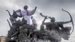 "Особливо цього року вишиванка символізує силу, рішучість та єдність українського народу. Українці надихають світ мужністю та відвагою"
