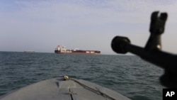 Kapal pengawal revolusi Iran mengarahkan senjata ke arah kapal tanker Inggris "Stena Impero" di Selat Hormuz (21/7) lalu. 