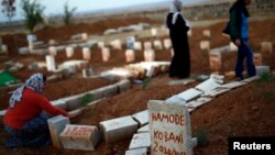 Cementerio de combatientes kurdos que han muerto en Kobani, en Suruc, frontera siria-turca.