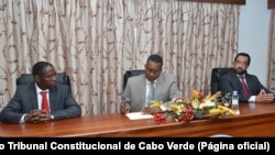 João Pinto Semedo (esq), Aristides Lima (cen) e José Pina Delgado (esq), juizes do Tribunal Constitucional de Cabo Verde