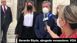 Gerardo Blyde, abogado venezolano, habla con los periodistas en Washington DC el 21 de junio de 2021.