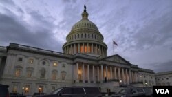 El anochecer cae sobre el Capitolio, el lunes 21 de diciembre de 2020 en Washington. (Foto AP / Jacquelyn Martin)