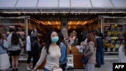 지난 10일 한국 서울 연남동 거리에서 시민들이 마스크를 착용하고 있다. 