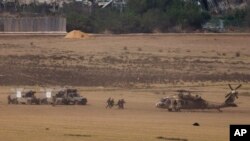 Soldados israelíes llevan una camilla hacia un helicóptero cerca de la frontera con la Franja de Gaza, visto desde el sur de Israel, el martes 21 de noviembre de 2023. Israel lleva una operación terrestre contra Hamás dentro de Gaza desde hace más de tres semanas.