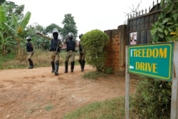 FILE - Polisi Uganda wakiweka vizuizi karibu na nyumbani kwa mgombea urais wa upinzani Ugandan, Robert Kyagulanyi, maarufu Bobi Wine, Kampala, Uganda, Jan. 16, 2021.