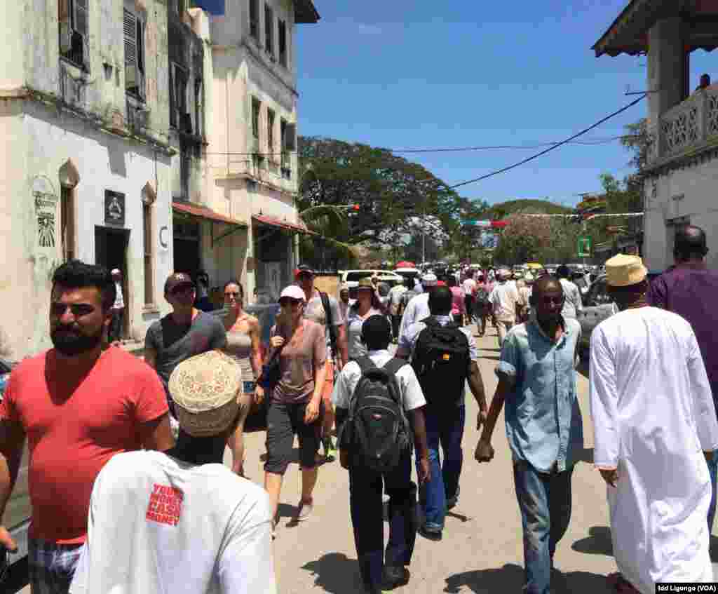 Harakati za watu kwenye njia kuelekea mtaa wa Forodhani Unguja, Zanzibar