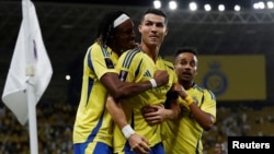 Ronaldo da abokan wasansa na Al-Nassr suna murnar kwallon da ya zura